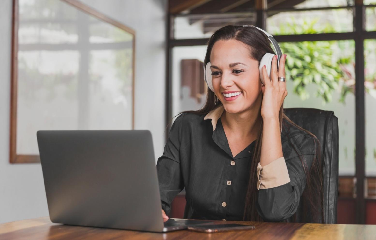 Professionista che pratica tecniche di rilassamento in ufficio