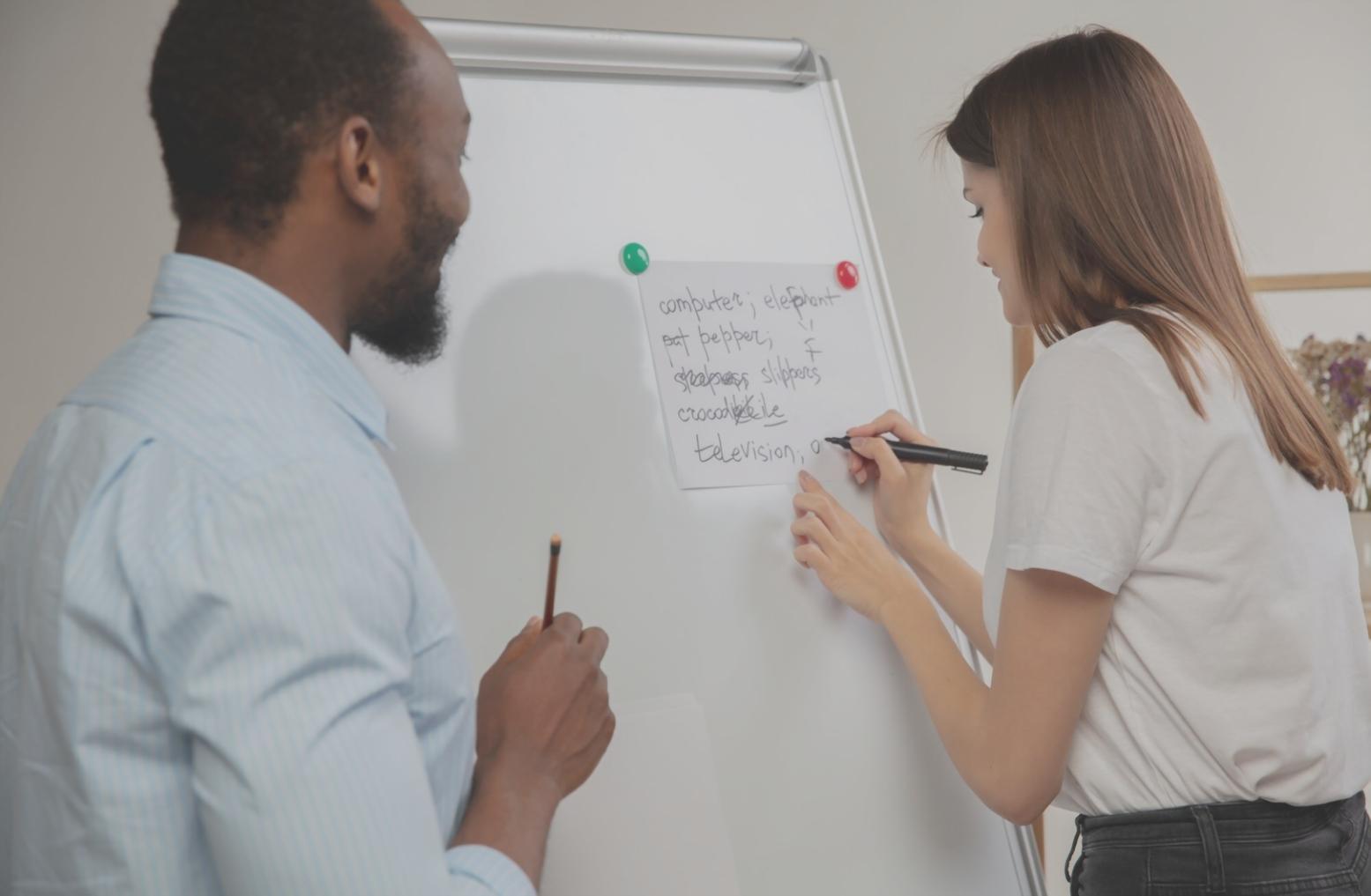 Ambiente di lavoro sereno con luce naturale