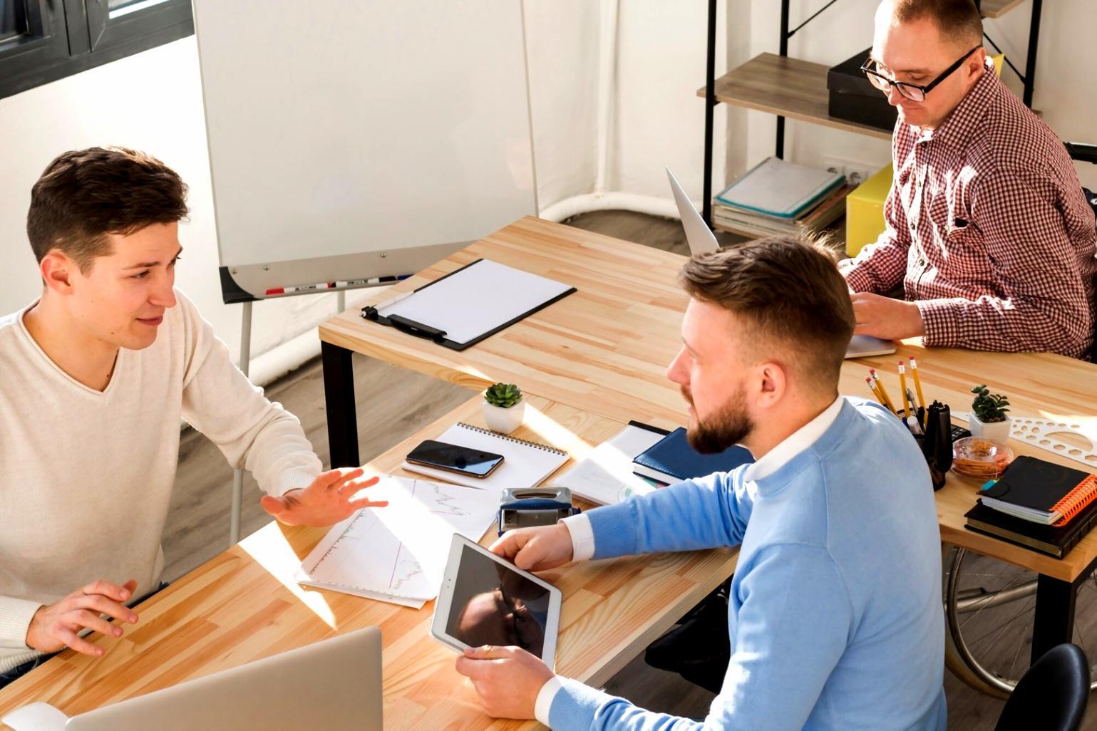 Sessione di gruppo del programma di apprendimento per la gestione dello stress in ambiente accogliente
